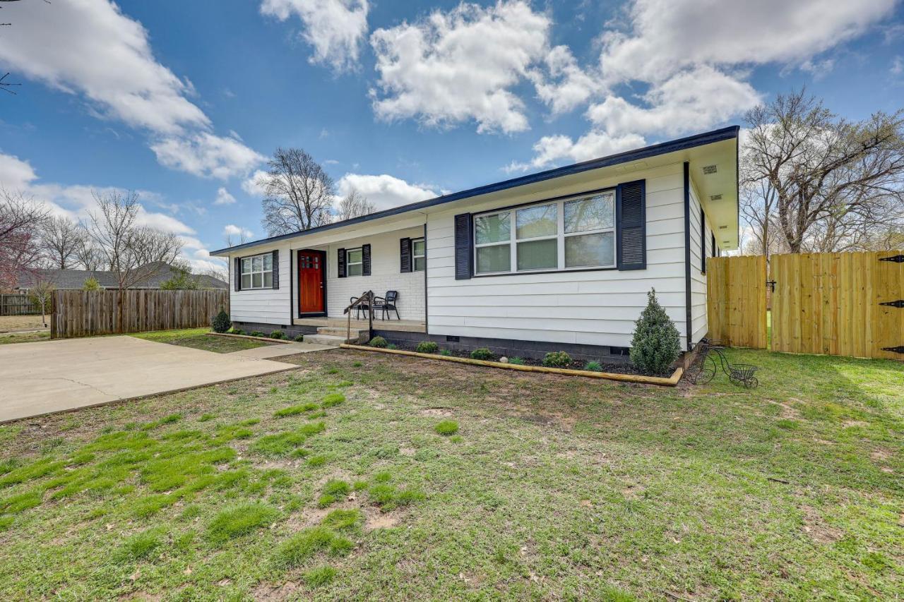 Home Grassy Yard, Walk To Bentonville Square ภายนอก รูปภาพ